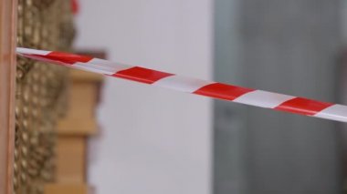 Polis ışıklarındaki kırmızı ve beyaz bant. İçeride suç soruşturması. Kimse yok..