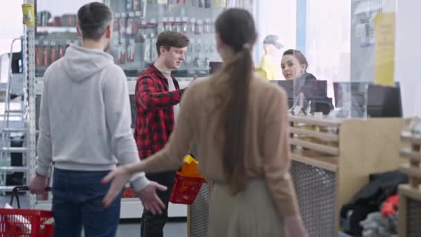 In coda a discutere con il compratore in piedi alla cassa in ferramenta. Uomini e donne caucasici irritati che gridano e gesticolano l'acquisto di strumenti e forniture in negozio al chiuso. Conflitti e consumismo. — Video Stock