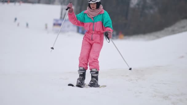 스키를 타는 여성 이 느린 동작으로 카메라를 들고 출발하는 것을 중심으로 했습니다. 아름답고 날씬 한 백인 여성의 모습 이 야외에서 리조트에서 겨울 스포츠를 즐기고 있다. 여행 과 관광의 개념. — 비디오
