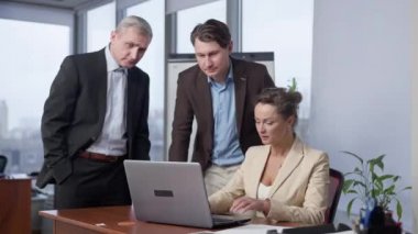 Dizüstü bilgisayarda genç ve son sınıf öğrencileri olarak ekranda yazı yazan kendine güvenen güzel bir kadın. Ofiste strateji planlayan konsantre, profesyonel Kafkas halkı. Takım çalışması ve iş.