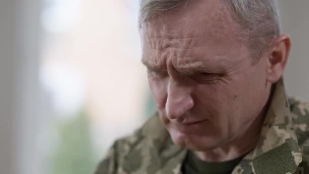 Hoofdfoto van blanke militairen van middelbare leeftijd die binnen huilen. Close-up portret van gefrustreerde depressieve veteraan in uniform. Geestelijke gezondheidsproblemen en crisisconcept. — Stockvideo
