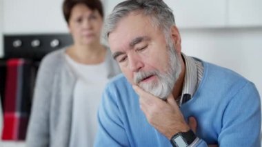 Stresli yaşlı bir adamdan kocaya sarılıp konuşan orta yaşlı bir kadını sevmeye odaklan. Evde karısı tarafından desteklenen, üzgün, Kafkasyalı emekli. Onaylama ve aşk konsepti.