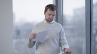 Ofisteki üzgün adam kâğıtları yırtıp pencereden dışarı bakıyor. Memnuniyetsiz Kafkasyalı çalışan müdürü belgeleri yırtıyor ve içeriyi düşünüyor. Kriz ve iş başarısızlığı kavramı.