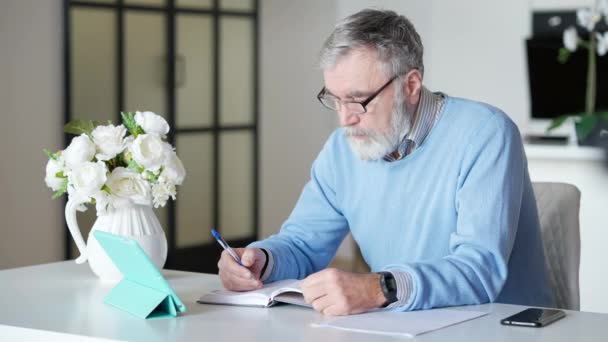 Moe senior surfen op internet op tablet het nemen van een bril wrijven tempels en zuchten. Portret van een overwerkende blanke zakenman die vanuit huis werkt. Vermoeidheid en zakendoen. — Stockvideo