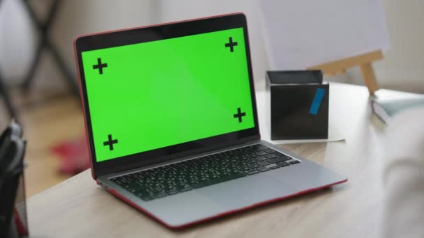 Close-up van laptop met groen scherm op tafel met vrouwelijke handen gebaren. Onherkenbare blanke jonge vrouw met gebarentaal voor chromakey apparaat. Mockup en doofheid. — Stockvideo