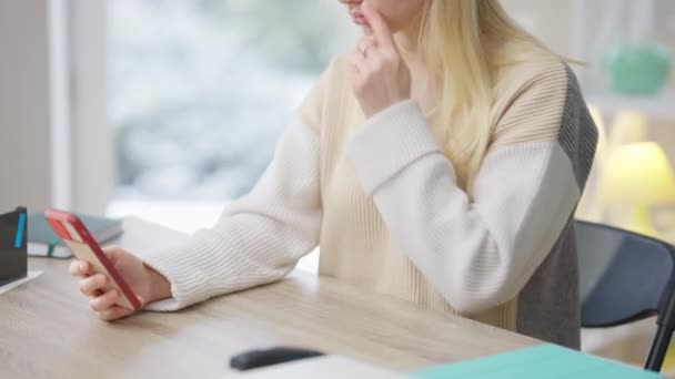 Concentrato irriconoscibile giovane donna utilizzando il linguaggio dei segni in video chat con smartphone. Sottile focalizzato caucasico disabile signora chat online a casa all'interno. Sordità e stile di vita. — Video Stock