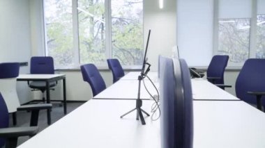 Boş bir ofis, bilgisayar monitörlü masalar ve sandalyeler kapalı. Koronavirüs salgınına yakalanan kimsenin olmadığı geniş bir alan. Covid-19 karantinasında yeni normal.