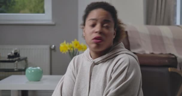 Femme afro-américaine malade anxieuse regardant autour avec une expression faciale effrayée criant. Portrait d'une jeune femme malade ayant une crise de panique à la maison à l'intérieur. Bien-être mental. Siège social Cinema 4k ProRes. — Video