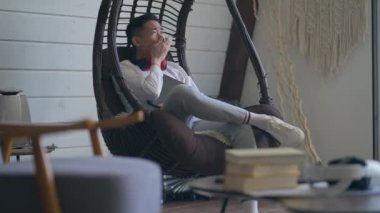 Yorgun Çinli bir adam oturma odasında sallanan koltukta uyuyakalıyor. Geniş açıda, aşırı çalışan genç Asyalı yönetici kapalı ofiste uyuyor. Aşırı çalışma kavramı.