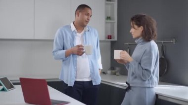 Genç evli bir çift sabah kahve fincanlarıyla mutfakta dikilip konuşuyor. Genç ırklar arası olumlu karı-koca evlerinde internetten çalışıyorlar. Yaşam tarzını kilitle.