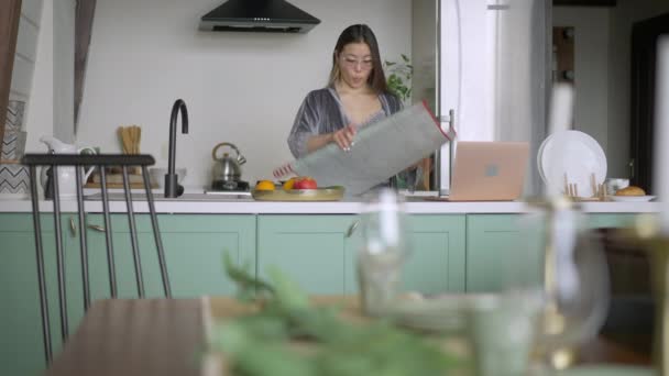 아시아 전문 건축가의 광범위 한 샷 홈 오피스에서 건축 계획을 검토 비디오 채팅에서 아이디어를 승인 노트북. 온라인상에서 계획에 대해 이야기하는 젊은 여성의 모습. 원격 작업. — 비디오