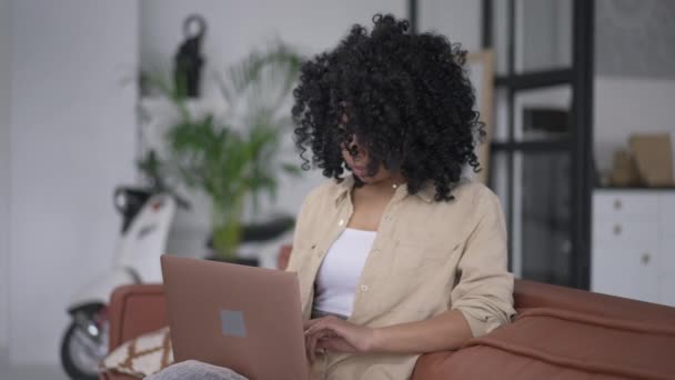 Focalisé afro-américaine jeune femme tapant sur la messagerie clavier ordinateur portable en ligne. Concentré jeune beau gestionnaire mince pensée texto e-mail au partenaire d'affaires à partir du bureau à domicile. — Video