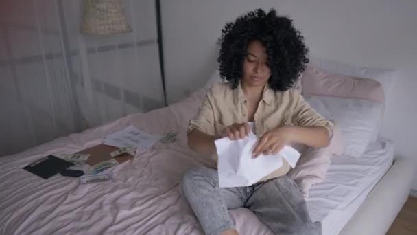 Frustrato sopraffatto giovane donna strappando carta seduta sul letto in ufficio a casa. Ritratto di furiosa donna d'affari afroamericana stressata e furiosa stanca di lavorare troppo. Concetto di burnout. — Video Stock