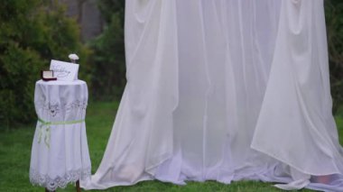 Bahar mevsimi bahçesinde hiç insan olmadan beyaz bir düğün sunağı. Lüks evlilik töreni yeri.