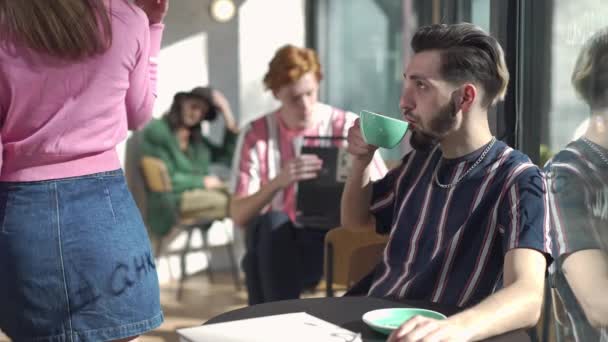 Jóvenes hombres retro admirando mujer delgada en falda pasando en la cafetería dejando. Emocionados chicos caucásicos guapos bebiendo café mirando a la señora confiada alejándose. Estilo de vida y ocio de 1980. — Vídeo de stock