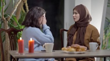 Orta Doğulu genç bir kadın akşamları evde şikayet eden Kafkas arkadaşını sakinleştiriyor. Destekleyici, güzel Müslüman kadın, üzgün, ağlayan milenyum kuşağını destekliyor. Kapalı mekanda sarılıyor..