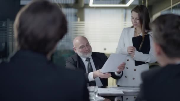 Heureux PDG masculin satisfait montrant un graphique d'affaires ascendant comme assistant et les employés applaudissent dans la salle de conférence. Groupe réussi de gens d'affaires réunis au bureau se réjouissant de la rentabilité. — Video