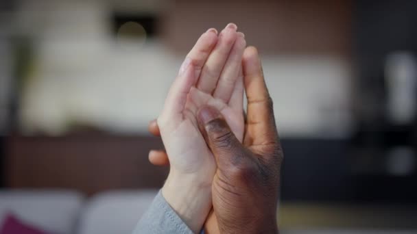Tangan Afrika Amerika laki-laki close-up membelai telapak tangan perempuan Kaukasia di dalam ruangan. Tidak dikenali mencintai pasangan antar-ras di rumah. Cinta dan konsep asmara. — Stok Video