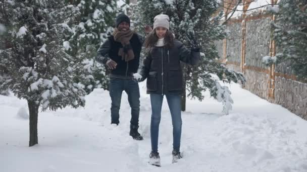 Ampla dose de filha alegre e pai dançando em câmera lenta jogando neve ao ar livre. Feliz alegre sorrindo menina adolescente afro-americana e homem se divertindo viajando. Turismo e família. — Vídeo de Stock