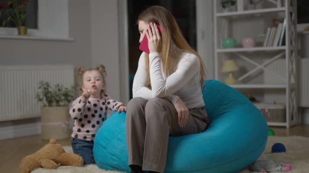 Madre millenaria stanca che parla al telefono controllando la febbre della bambina. Ampio ritratto della triste donna caucasica stressata che chiama l'ambulanza di notte con un bambino malato. — Video Stock