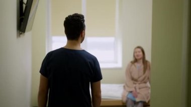 Canlı yayında Orta Doğulu bir doktorun beyaz bir hastayla hastane koğuşuna girerken gülümsediğini görüyoruz. Tıp binasında çalışan profesyonel bir genç kadın ziyaretçisi..