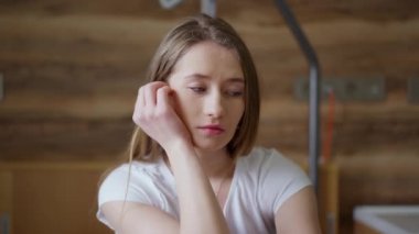 Hastane koğuşunda kapalı oturmayı düşünen umutsuz, beyaz kadın portresi. Kederli, klinikte kötü bir milenyum geçirdiğini vurguladı. Depresyon ve hastalık kavramı.