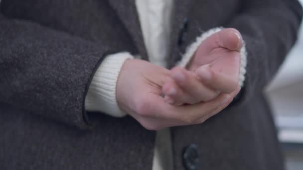 Gros plan mains de anxieuse jeune femme inquiète frottant les paumes debout dans la ville urbaine. Unidentifiable triste millénium caucasien en plein air. Concept d'anxiété et de soucis. — Video