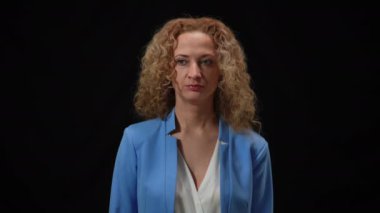 Utanmış, beyaz bir kadın el ele tutuşmuş, kameranın önünde siyah arka planda parlıyor. Mutsuz, tatminsiz, beyaz politikacının portresi. Skandal konsepti.