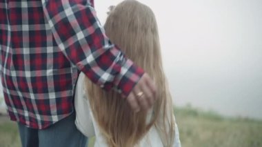Arka planda, uzun saçlı küçük bir kızın tanınmaz bir adamla doğaya hayran olduğu bir sahne. Rahat, kaygısız, mutlu, babasıyla seyahat eden Kafkas kızı..