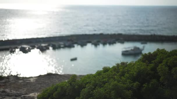 Amplia bahía de mar con yates al atardecer en la costa mediterránea. Hermosa naturaleza y agua clara en la luz del sol puesta del sol al aire libre. Concepto de turismo y viajes. — Vídeo de stock