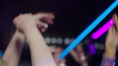 Gece kulübünde konser veren insanların elleri. Tanımlanamayan Kafkas erkek ve kadın kalabalığı gösteriden zevk alıyor. Sanat ve eğlence konsepti.