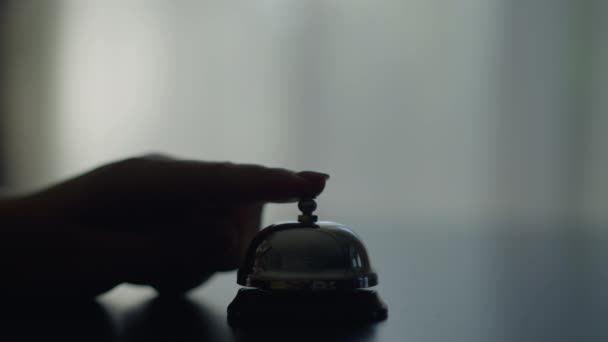 Sylwetka kobiecego palca naciskającego dzwonek wywoławczy wewnątrz. Kobiece urządzenie do pchania ręki przy recepcji z bliska. Koncepcja obsługi klienta hotelu lub biura. — Wideo stockowe