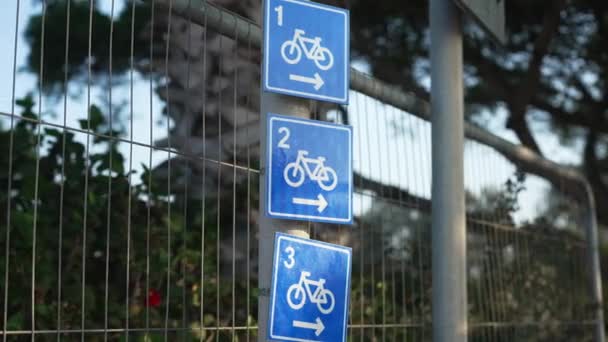 Panneaux routiers de voie cyclable suspendus à l'extérieur gros plan. Indicateurs de piste cyclable en ville en plein air. — Video