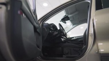 Yan görüş sürücüleri lüks arabalarda, kapalı mekanlarda otururlar. Otomobil galerisi reklamında pahalı bir araç..