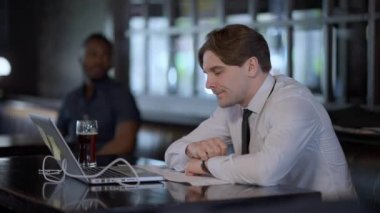 Kafkasyalı aşırı çalışan bir adam arka planda ırklar arası görüşmeler yaparken bar tezgahında uyuyakalıyor. Aşırı yüklenmiş yönetici gözlerini kapatıyor rahat insanlar içeride dinlenirken kestiriyor..