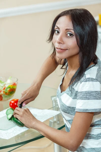 Vacker kvinna skivning gurka för sallad i moderna kök — Stockfoto