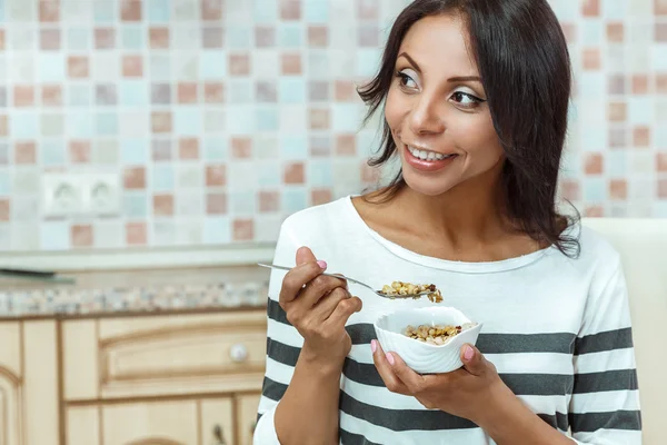 Porträtt av kvinna äta spannmål. — Stockfoto