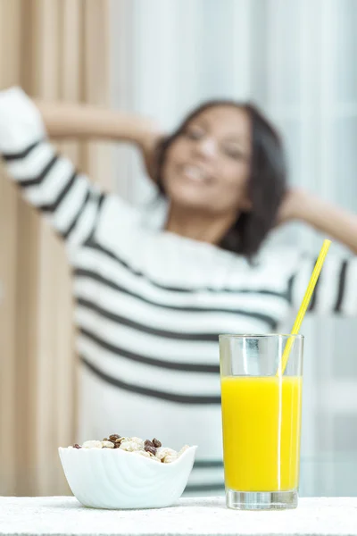 Flingor och juice till frukost. — Stockfoto