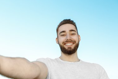 Genç adam selfie Park'ta alarak