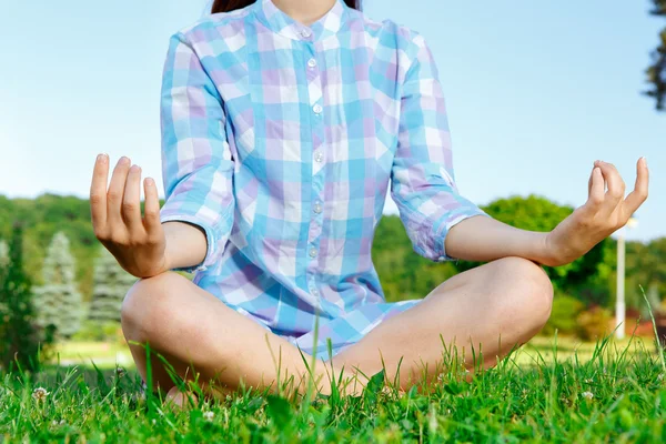 Teen girl in the park. — Stock Photo, Image