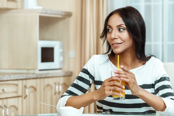 Attraktiv kvinna dricka apelsinjuice. — Stockfoto
