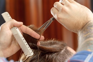Yeni saç kesimi tarzda Kuaför Salonu