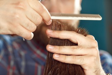 Yeni saç kesimi tarzda Kuaför Salonu