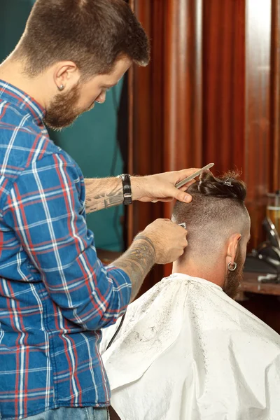 Hombre guapo consiguiendo nuevo corte de pelo en una peluquería —  Fotos de Stock