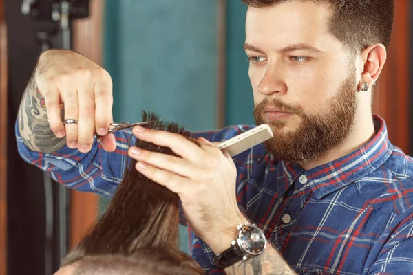 Nuevo estilo de corte de pelo en la peluquería — Foto de Stock