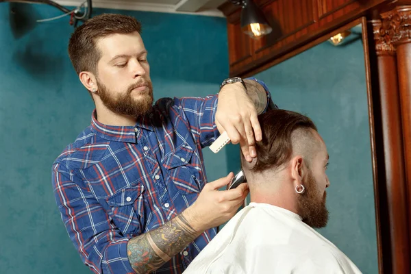 Nuovo taglio di capelli in negozio di barbiere — Foto Stock