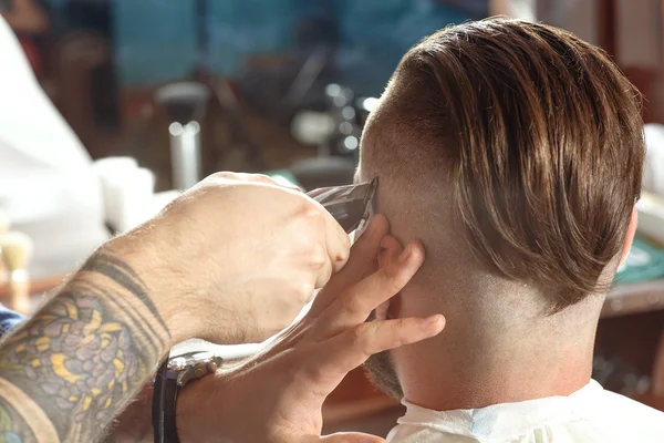 Tıraş işleminde Kuaför Salonu