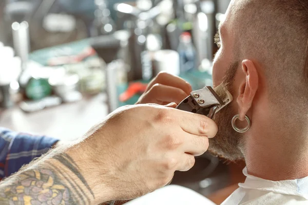 Shaving process in barber shop — Stock Photo, Image