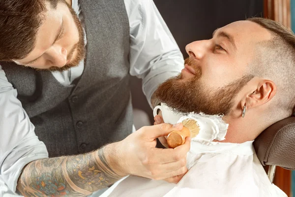 Maddesi ve kuaför dükkanında tıraş boyun