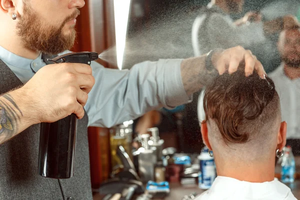 Estilo de cabelo por um barbeiro profissional — Fotografia de Stock